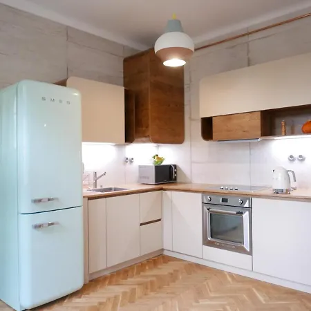3 Bedrooms Spacious Near Castle In Center Apartment *
