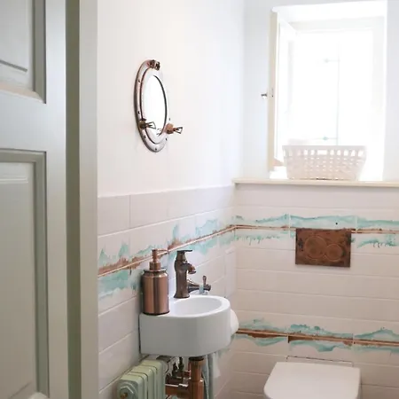Apartment 3 Bedrooms Spacious Near Castle In Center