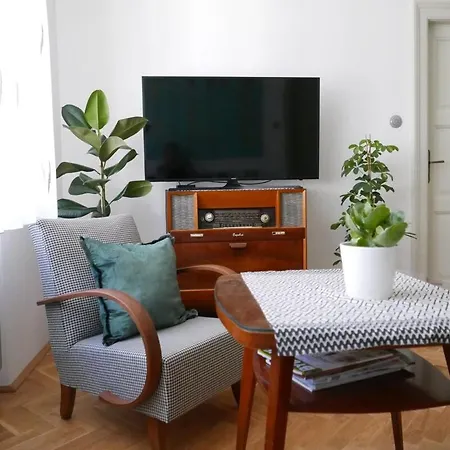 3 Bedrooms Spacious Near Castle In Center Apartment *