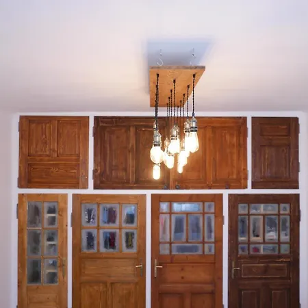 3 Bedrooms Spacious Near Castle In Center Apartment